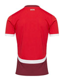 Suiza - 2024/2025 - Camiseta Suiza - Uniforme titular Suiza - Puma Suiza - Diseño clásico - Rojo - Eurocopa - Nations League - Eliminatorias Copa del Mundo - Escudo nacional - Detalles estilizados - Gola redonda - Pantalones blancos - Medias rojas - Tradición - Innovación - Identidad - Tecnologías innovadoras - Confort - Rendimiento.