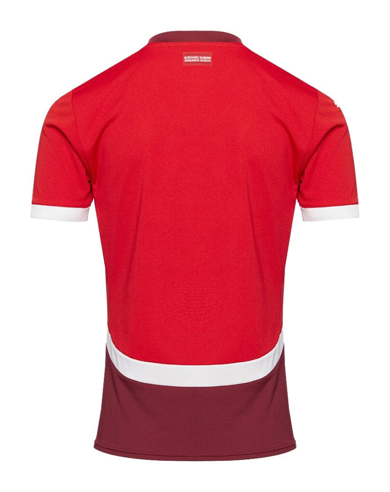 Suiza - 2024/2025 - Camiseta Suiza - Uniforme titular Suiza - Puma Suiza - Diseño clásico - Rojo - Eurocopa - Nations League - Eliminatorias Copa del Mundo - Escudo nacional - Detalles estilizados - Gola redonda - Pantalones blancos - Medias rojas - Tradición - Innovación - Identidad - Tecnologías innovadoras - Confort - Rendimiento.