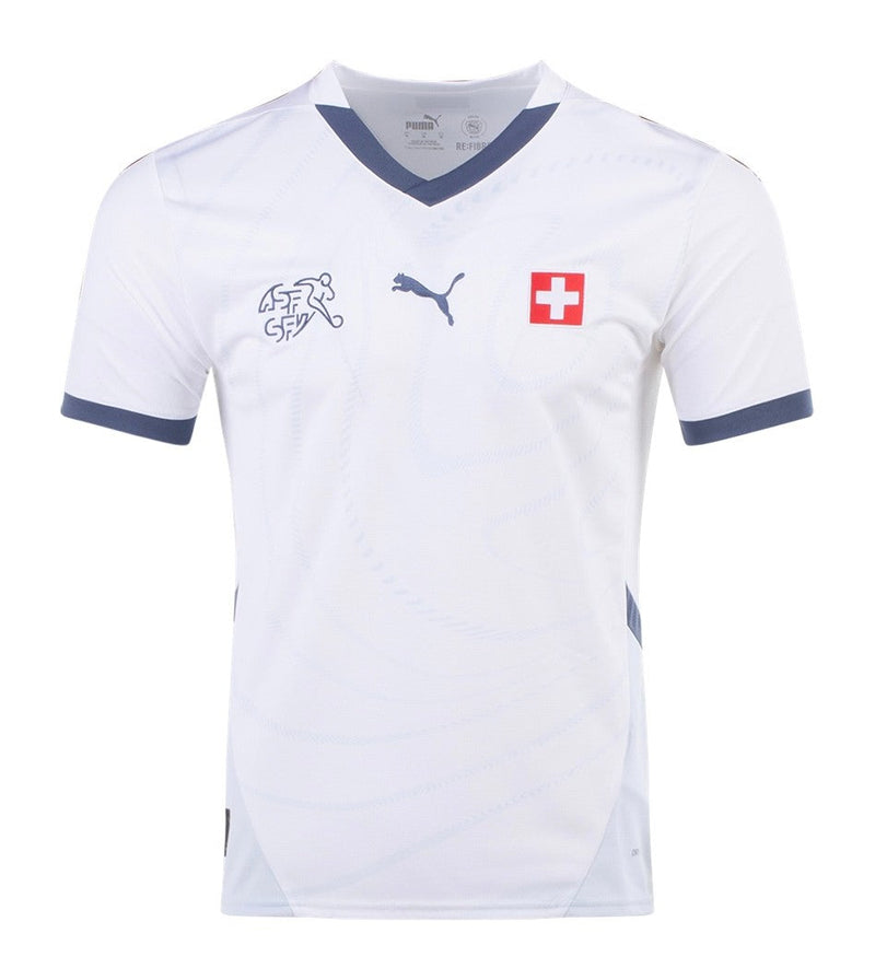 Suiza - 2024/2025 - Camiseta Suiza - Uniforme alternativo Suiza - Puma Suiza - Diseño moderno - Blanco - Alpes - Eurocopa - Nations League - Eliminatorias Copa del Mundo - Estación ferroviaria Jungfraujoch - Belleza natural - Excelencia en ingeniería - Gola en V - Azul oscuro - Azul hielo - Escudo de la Federación - Logo de Puma - Bandera nacional - Cuatro lenguas - Cultura suiza - Identidad - Tecnologías innovadoras - Confort - Rendimiento.