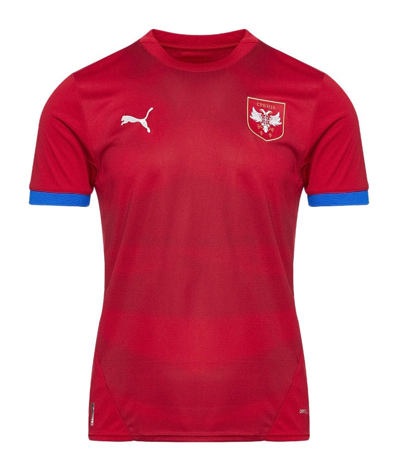 Serbia - 2024/2025 - Camiseta Serbia - Uniforme titular Serbia - Puma Serbia - Diseño clásico - Rojo - Eurocopa - Nations League - Eliminatorias Copa del Mundo - Escudo nacional - Detalles estilizados - Gola redonda - Pantalón blanco - Calcetines rojos - Tradición - Identidad - Tecnologías innovadoras - Confort - Rendimiento.