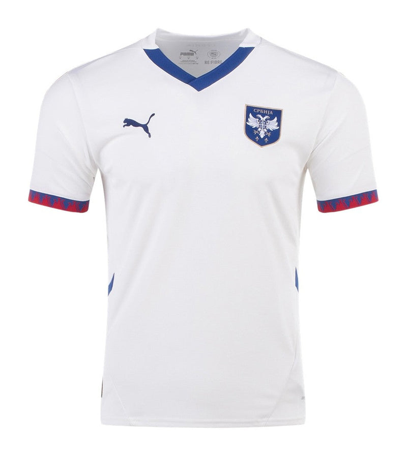 Serbia - 2024/2025 - Camiseta Serbia - Uniforme alternativo Serbia - Puma Serbia - Diseño moderno - Blanco - Serbia - Naturaleza serbia - Eurocopa - Nations League - Eliminatorias Copa del Mundo - Đavolja Varoš - La cueva del diablo - Montaña Radan - Puños rojos y azules - Arco lumbar azul royal - Gola V - Escudo de la Federación de Serbia - Pantalones blancos - Calcetines blancos - Cultura serbia - Identidad - Tecnologías innovadoras - Confort - Rendimiento.