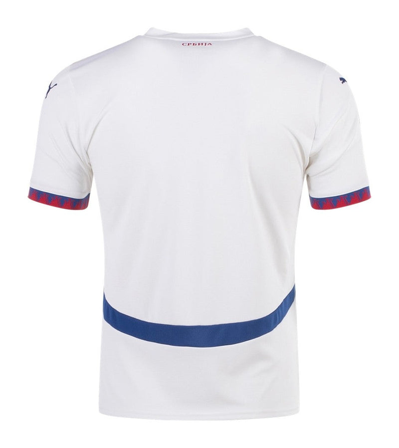 Serbia - 2024/2025 - Camiseta Serbia - Uniforme alternativo Serbia - Puma Serbia - Diseño moderno - Blanco - Serbia - Naturaleza serbia - Eurocopa - Nations League - Eliminatorias Copa del Mundo - Đavolja Varoš - La cueva del diablo - Montaña Radan - Puños rojos y azules - Arco lumbar azul royal - Gola V - Escudo de la Federación de Serbia - Pantalones blancos - Calcetines blancos - Cultura serbia - Identidad - Tecnologías innovadoras - Confort - Rendimiento.