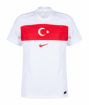 Turquía - 2024/2025 - Camiseta Turquía - Uniforme titular Turquía - Nike Turquía - Diseño clásico - Blanco y rojo - Eurocopa - Nations League - Eliminatorias Copa del Mundo - Luna y estrella - Bandera turca - Gola en V - Escudo de la selección turca - Swoosh de Nike - Pantalón blanco - Calcetines blancos - Historia - Identidad - Tecnologías innovadoras - Confort - Rendimiento.