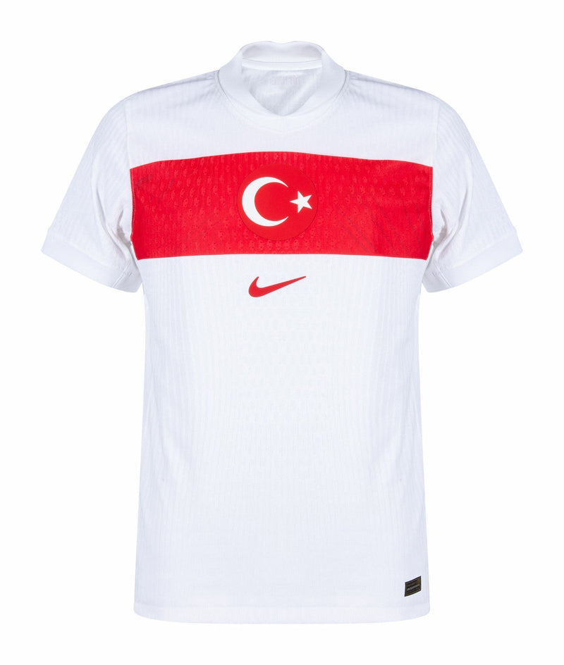 Turquía - 2024/2025 - Camiseta Turquía - Uniforme titular Turquía - Nike Turquía - Diseño clásico - Blanco y rojo - Eurocopa - Nations League - Eliminatorias Copa del Mundo - Luna y estrella - Bandera turca - Gola en V - Escudo de la selección turca - Swoosh de Nike - Pantalón blanco - Calcetines blancos - Historia - Identidad - Tecnologías innovadoras - Confort - Rendimiento.