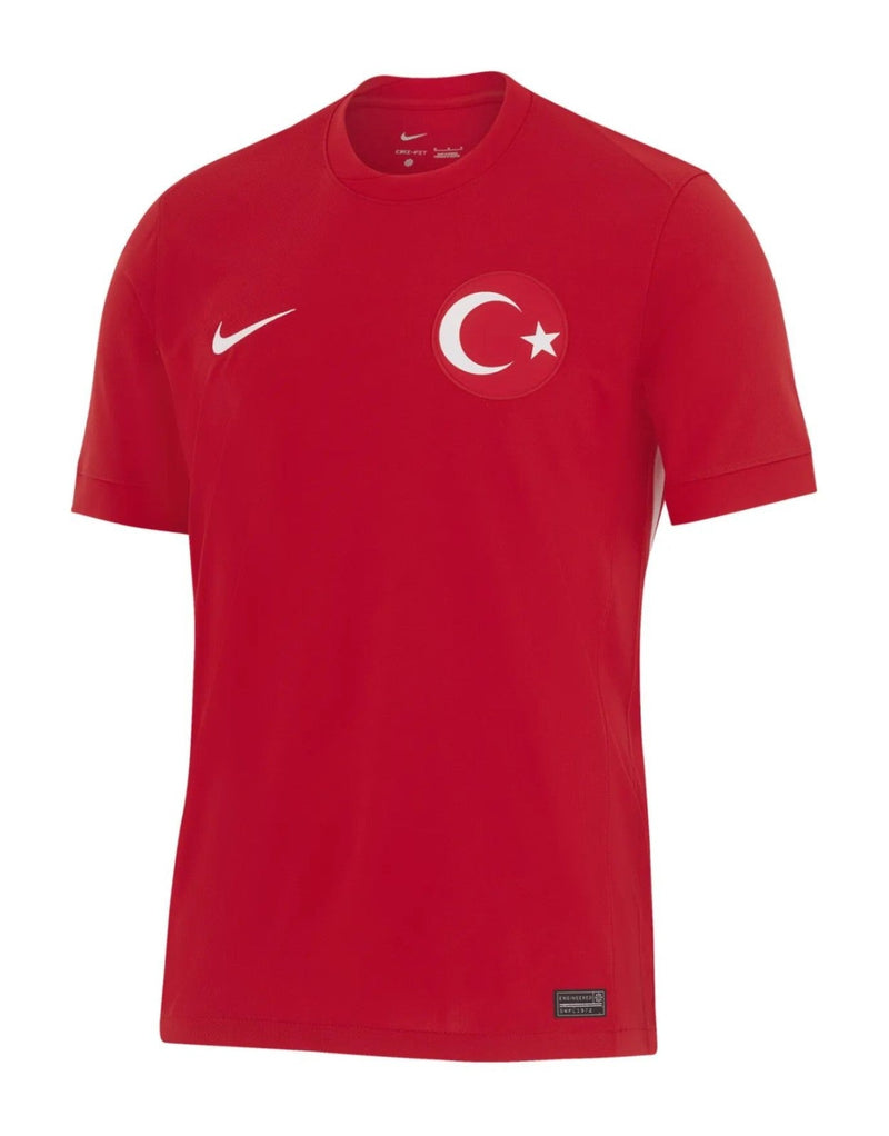 Turquía - 2024/2025 - Camiseta Turquía - Uniforme alternativo Turquía - Nike Turquía - Diseño moderno - Rojo - Eurocopa - Nations League - Eliminatorias Copa del Mundo - Al Sancak - Bandera Roja - Nombre del país - Swoosh de Nike - Luna y estrella - Pantalón rojo - Calcetines rojos - Historia - Identidad - Tecnologías innovadoras - Confort - Rendimiento.