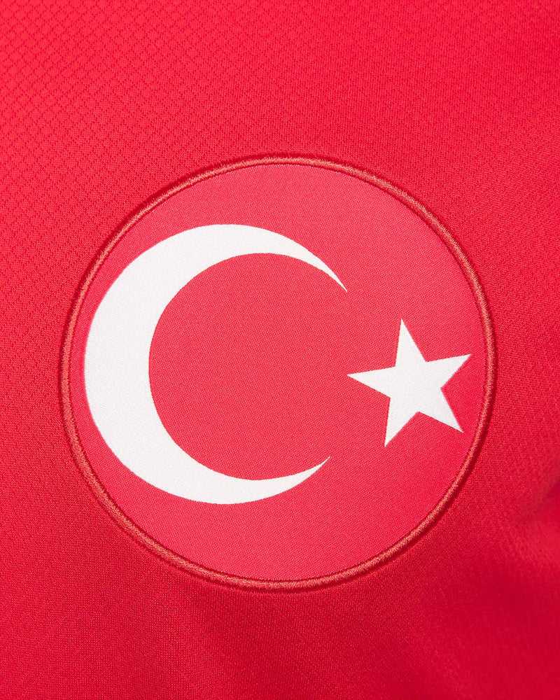 Turquía - 2024/2025 - Camiseta Turquía - Uniforme alternativo Turquía - Nike Turquía - Diseño moderno - Rojo - Eurocopa - Nations League - Eliminatorias Copa del Mundo - Al Sancak - Bandera Roja - Nombre del país - Swoosh de Nike - Luna y estrella - Pantalón rojo - Calcetines rojos - Historia - Identidad - Tecnologías innovadoras - Confort - Rendimiento.