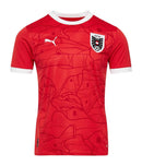 Austria 2024/2025 - Camiseta Austria - Uniforme titular Austria - Puma Austria - Diseño clásico - Rojo - Eurocopa - Nations League - Eliminatorias Copa del Mundo - Escudo nacional - Detalles estilizados - Gola redonda - Pantalones blancos - Calcetines rojos - Tradición - Identidad - Tecnologías innovadoras - Confort - Rendimiento.
