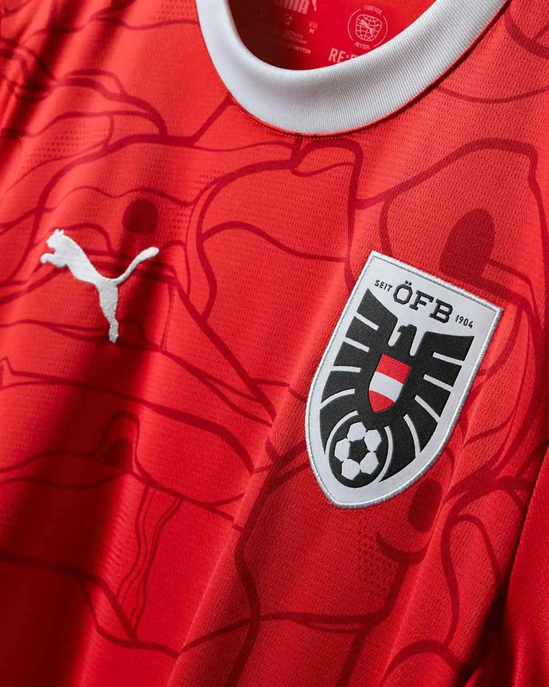 Austria 2024/2025 - Camiseta Austria - Uniforme titular Austria - Puma Austria - Diseño clásico - Rojo - Eurocopa - Nations League - Eliminatorias Copa del Mundo - Escudo nacional - Detalles estilizados - Gola redonda - Pantalones blancos - Calcetines rojos - Tradición - Identidad - Tecnologías innovadoras - Confort - Rendimiento.