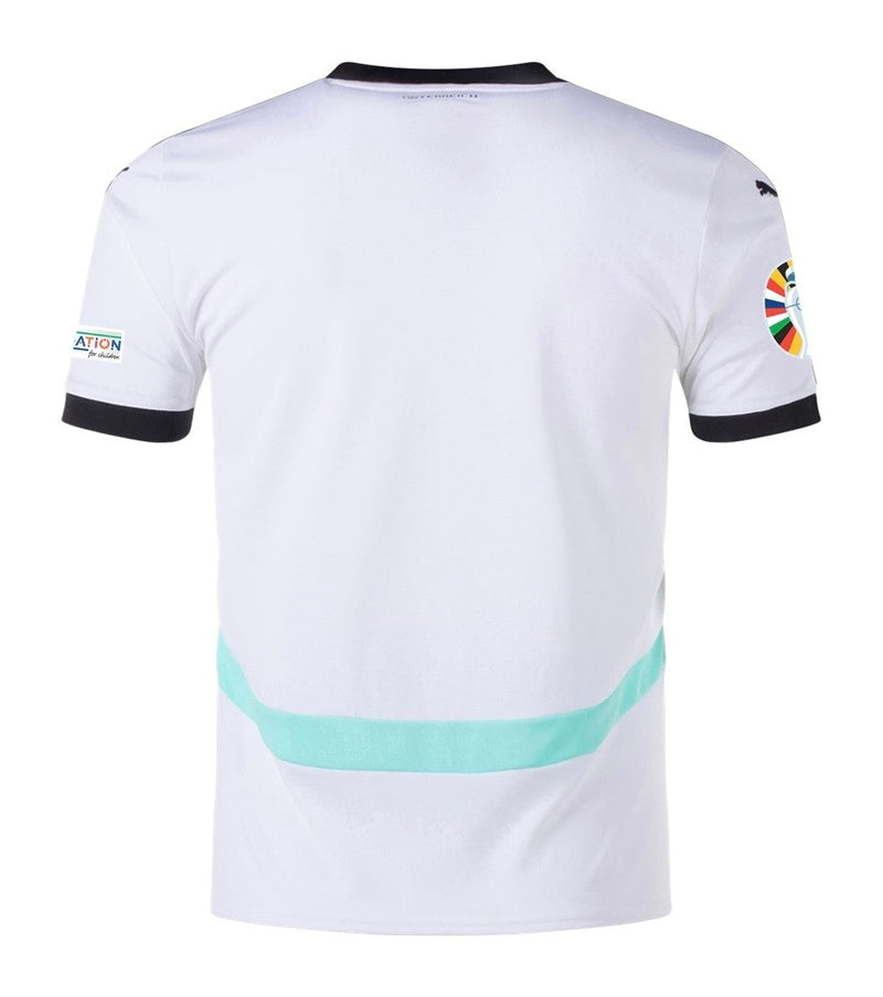 Austria - 2024/2025 - Camiseta Austria - Uniforme alternativo Austria - Puma Austria - Diseño moderno - Blanco - Naturaleza austriaca - Eurocopa - Nations League - Eliminatorias Copa del Mundo - Líneas diagonales - Azul celeste - Aventura - Gola V - Negro - Escudo de la Federación de Austria - Pantalón negro - Calcetines blancos - Cultura austriaca - Identidad - Tecnologías innovadoras - Confort - Rendimiento.