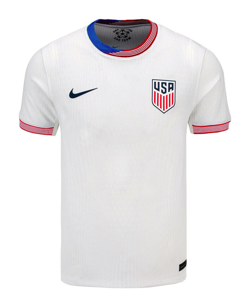 Estados Unidos 2024/2025 - Camiseta Estados Unidos - Uniforme titular Estados Unidos - Nike Estados Unidos - Diseño clásico - Blanco - Copa América - Nations League - CONCACAF - Patriotismo - Una nación, un equipo - Rayas rojas y blancas - Azul real - Swoosh de Nike - Escudo de la USMNT - Pantalones azules - Calcetines blancos - Identidad - Historia - Tecnologías innovadoras - Confort - Rendimiento.