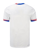 Estados Unidos 2024/2025 - Camiseta Estados Unidos - Uniforme titular Estados Unidos - Nike Estados Unidos - Diseño clásico - Blanco - Copa América - Nations League - CONCACAF - Patriotismo - Una nación, un equipo - Rayas rojas y blancas - Azul real - Swoosh de Nike - Escudo de la USMNT - Pantalones azules - Calcetines blancos - Identidad - Historia - Tecnologías innovadoras - Confort - Rendimiento.
