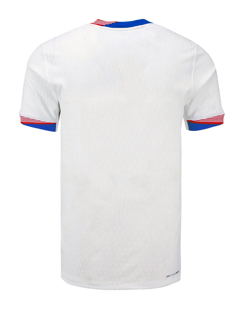 Estados Unidos 2024/2025 - Camiseta Estados Unidos - Uniforme titular Estados Unidos - Nike Estados Unidos - Diseño clásico - Blanco - Copa América - Nations League - CONCACAF - Patriotismo - Una nación, un equipo - Rayas rojas y blancas - Azul real - Swoosh de Nike - Escudo de la USMNT - Pantalones azules - Calcetines blancos - Identidad - Historia - Tecnologías innovadoras - Confort - Rendimiento.