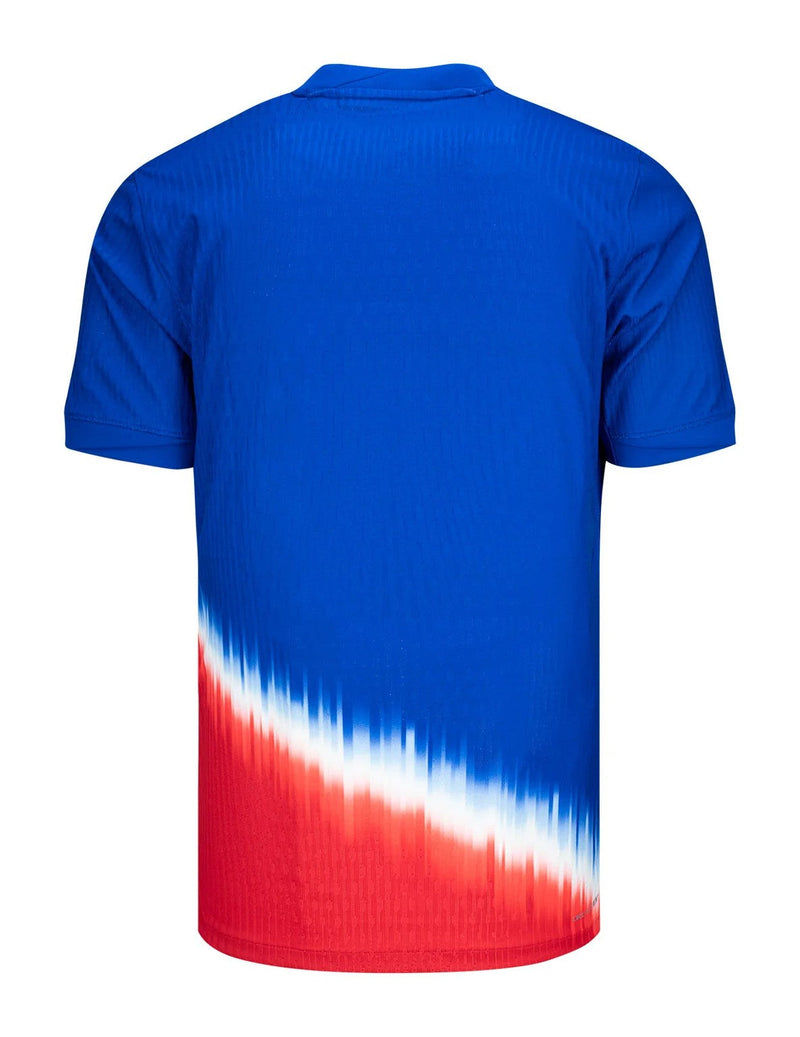 Estados Unidos 2024/2025 - Camiseta Estados Unidos - Uniforme alternativo Estados Unidos - Nike Estados Unidos - Diseño moderno - Azul y rojo - Copa América - Nations League - CONCACAF - Historia de la selección - Azul royal - Franja diagonal blanca - Franja roja - Copa del Mundo de 1950 - Victoria sobre Inglaterra - Swoosh de Nike - Escudo de la USMNT - Pantalones rojos - Calcetines rojos - Identidad - Tecnologías innovadoras - Confort - Rendimiento.