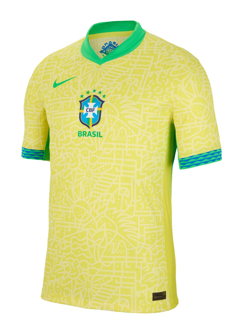 Brasil 2024/2025 - Camiseta Brasil - Uniforme titular Brasil - Nike Brasil - Diseño clásico - Amarillo - Verde - Azul - Copa América - Eliminatorias Mundial 2026 - Bandera nacional - Gola redonda - Escudo de la selección brasileña - Swoosh de Nike - Pantalones azules - Medias amarillas - Historia - Identidad - Tecnologías innovadoras - Confort - Rendimiento.