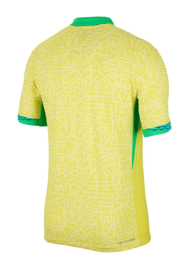 Brasil 2024/2025 - Camiseta Brasil - Uniforme titular Brasil - Nike Brasil - Diseño clásico - Amarillo - Verde - Azul - Copa América - Eliminatorias Mundial 2026 - Bandera nacional - Gola redonda - Escudo de la selección brasileña - Swoosh de Nike - Pantalones azules - Medias amarillas - Historia - Identidad - Tecnologías innovadoras - Confort - Rendimiento.