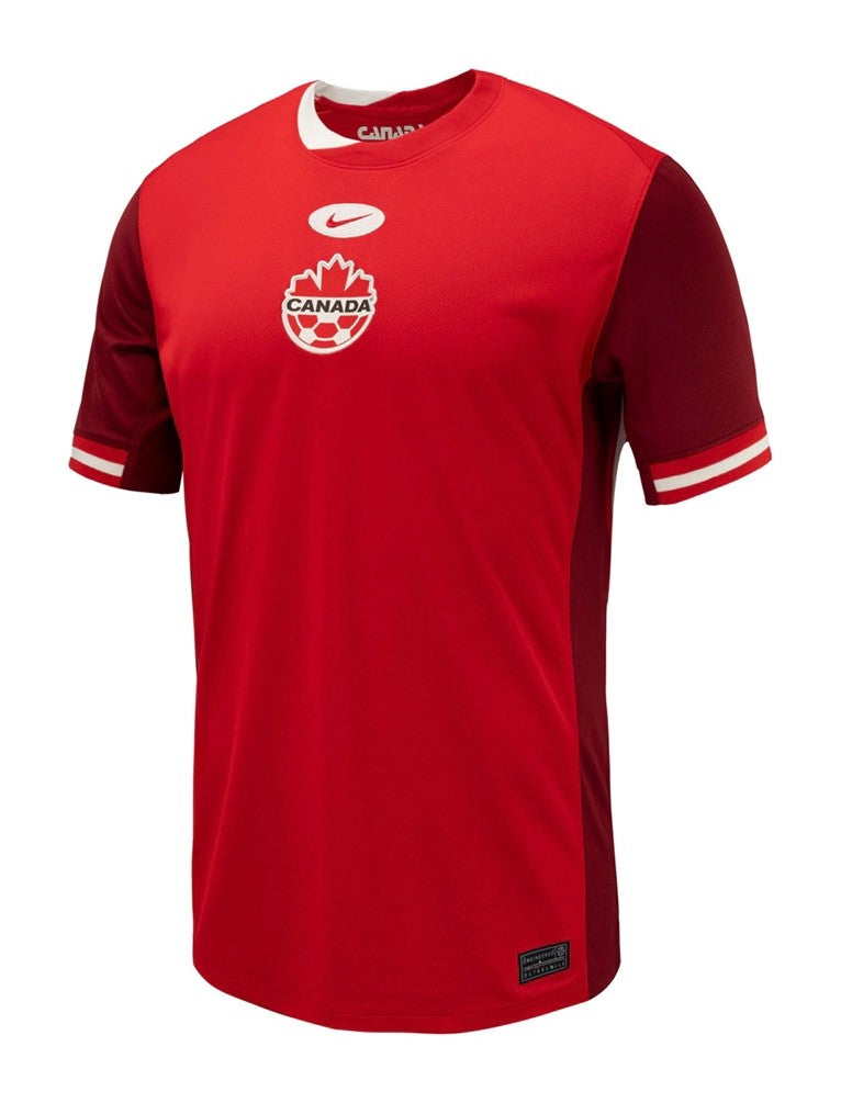 Canadá 2024/2025 - Camiseta Canadá - Uniforme titular Canadá - Nike Canadá - Diseño clásico - Rojo - Copa América - Nations League - CONCACAF - Hoja de arce - Gola redonda - Pantalones blancos - Medias rojas - Tradición canadiense - Escudo de la selección canadiense - Swoosh de Nike - Tecnologías innovadoras - Confort - Rendimiento.