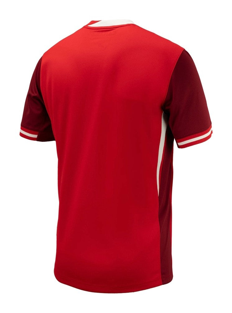 Canadá 2024/2025 - Camiseta Canadá - Uniforme titular Canadá - Nike Canadá - Diseño clásico - Rojo - Copa América - Nations League - CONCACAF - Hoja de arce - Gola redonda - Pantalones blancos - Medias rojas - Tradición canadiense - Escudo de la selección canadiense - Swoosh de Nike - Tecnologías innovadoras - Confort - Rendimiento.