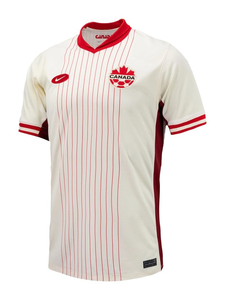 Canadá 2024/2025 - Camiseta Canadá - Uniforme alternativo Canadá - Nike Canadá - Diseño moderno - Blanco - Rojo - Copa América - Nations League - CONCACAF - Diversidad - Provincias - Territorios - Rayas verticales - Gola polo - Escudo de la Federación Canadiense - Pantalones rojos - Calcetines blancos - Identidad - Historia - Tecnologías innovadoras - Confort - Rendimiento.