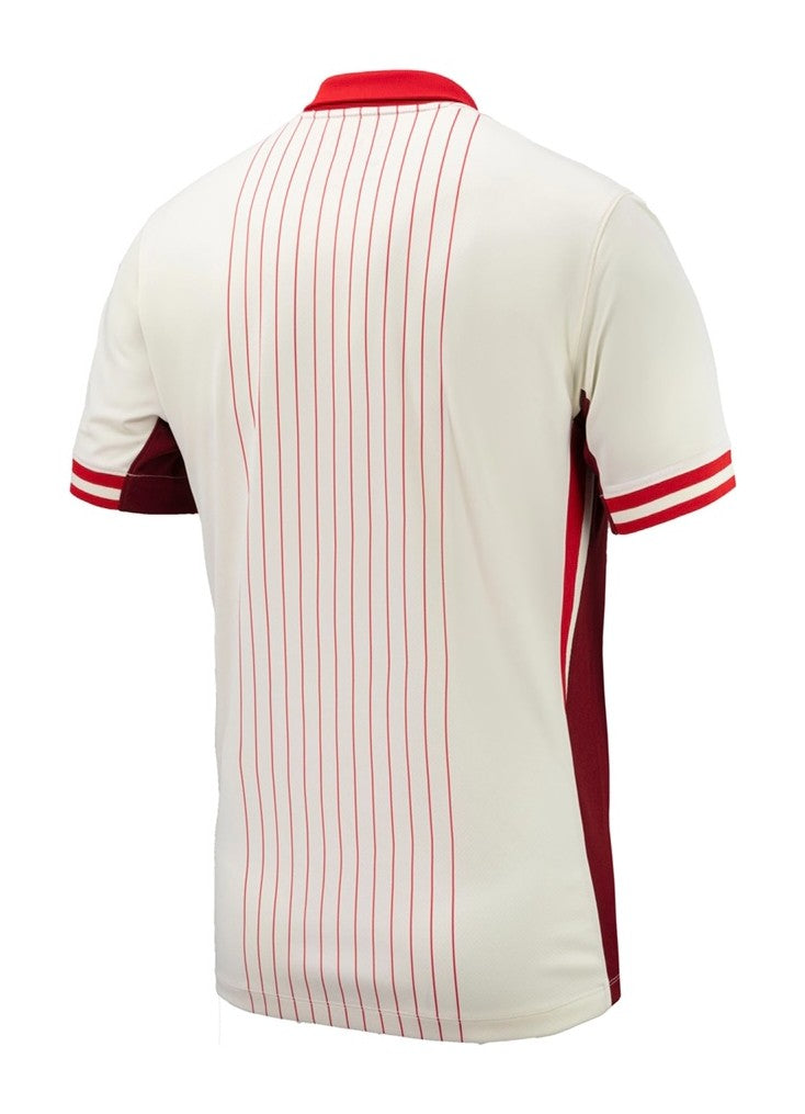 Canadá 2024/2025 - Camiseta Canadá - Uniforme alternativo Canadá - Nike Canadá - Diseño moderno - Blanco - Rojo - Copa América - Nations League - CONCACAF - Diversidad - Provincias - Territorios - Rayas verticales - Gola polo - Escudo de la Federación Canadiense - Pantalones rojos - Calcetines blancos - Identidad - Historia - Tecnologías innovadoras - Confort - Rendimiento.