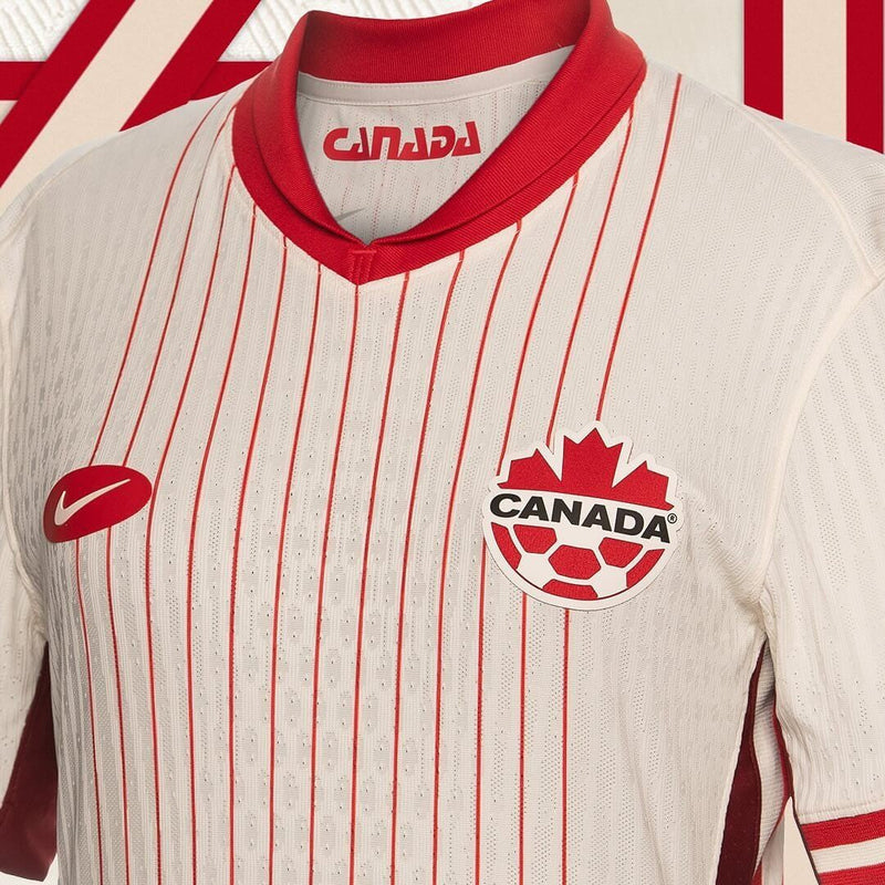 Canadá 2024/2025 - Camiseta Canadá - Uniforme alternativo Canadá - Nike Canadá - Diseño moderno - Blanco - Rojo - Copa América - Nations League - CONCACAF - Diversidad - Provincias - Territorios - Rayas verticales - Gola polo - Escudo de la Federación Canadiense - Pantalones rojos - Calcetines blancos - Identidad - Historia - Tecnologías innovadoras - Confort - Rendimiento.