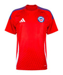 Chile 2024/2025 - Camiseta Chile - Uniforme titular Chile - Adidas Chile - Diseño clásico - Rojo - Copa América - Eliminatorias Mundial - Estrella solitaria - Escudo nacional - Cuello redondo - Pantalones blancos - Medias rojas - Tradición chilena - Tres rayas de Adidas - Innovación - Tecnología de vanguardia - Comodidad - Rendimiento.