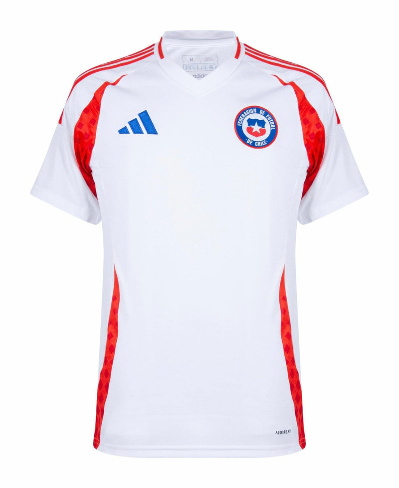 Chile 2024/2025 - Camiseta Chile - Uniforme alternativo Chile - Adidas Chile - Diseño moderno - Blanco - Rojo - Copa América - Eliminatorias Mundial - Andes - Nieve - Cordillera de los Andes - Tradición - Naturaleza - Pasión - La Roja - Tres rayas - Logo de Adidas - Logo de la Federación Chilena - Tecnologías innovadoras - Confort - Rendimiento.