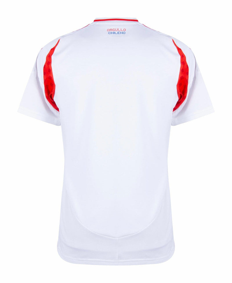 Chile 2024/2025 - Camiseta Chile - Uniforme alternativo Chile - Adidas Chile - Diseño moderno - Blanco - Rojo - Copa América - Eliminatorias Mundial - Andes - Nieve - Cordillera de los Andes - Tradición - Naturaleza - Pasión - La Roja - Tres rayas - Logo de Adidas - Logo de la Federación Chilena - Tecnologías innovadoras - Confort - Rendimiento.