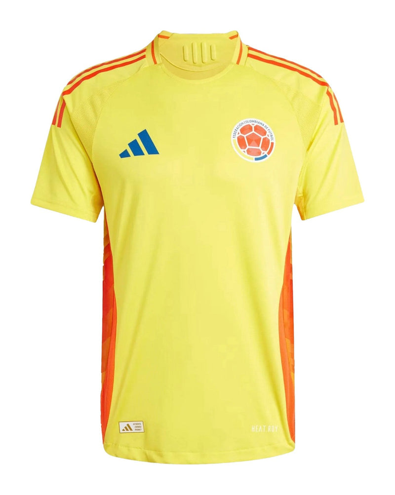 Colombia 2024/2025 - Camiseta Colombia - Uniforme alternativo Colombia - Adidas Colombia - Diseño vibrante - Amarillo - Copa América - Eliminatorias Mundial - Pasión del fútbol - Azul - Rojo - Bandera nacional - Gola azul - Pantalones azules - Medias amarillas - Orgullo - Tecnologías innovadoras - Rendimiento - Comodidad.