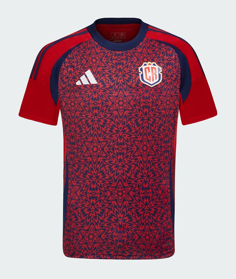 Costa Rica 2024/2025 - Camiseta Costa Rica - Uniforme titular Costa Rica - Adidas Costa Rica - Rojo vibrante - Copa Oro - Eliminatorias Mundial - Gola blanca - Pantalones blancos - Medias rojas - Tradición costarricense - Pasión - Espíritu competitivo - Tecnologías avanzadas - Rendimiento óptimo.