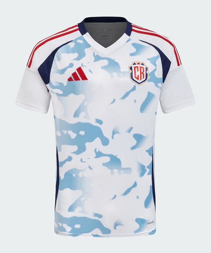 Costa Rica 2024/2025 - Camiseta Costa Rica - Uniforme alternativo Costa Rica - Adidas Costa Rica - Diseño moderno - Blanco - Azul - Rojo - Copa Oro - Eliminatorias Mundial - Cultura costarricense - Textiles tradicionales - Gola redonda - Pantalones blancos - Calcetines blancos - Escudo de la selección costarricense - Tecnologías innovadoras - Confort - Rendimiento.