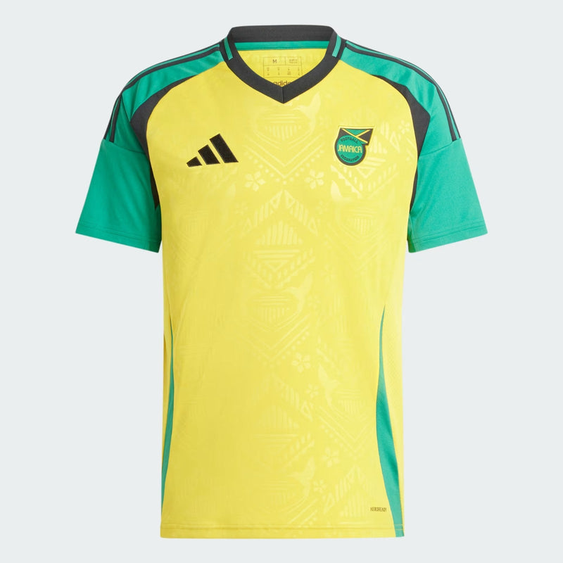 Jamaica 2024/2025 - Camiseta Jamaica - Uniforme titular Jamaica - Adidas Jamaica - Amarillo vibrante - Verde - Pasión - Energía - Escudo de la selección jamaiquina - Pantalones verdes - Medias amarillas - Tradición - Espíritu competitivo - Tecnologías avanzadas - Rendimiento óptimo.