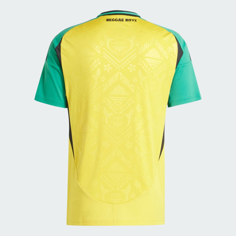 Jamaica 2024/2025 - Camiseta Jamaica - Uniforme titular Jamaica - Adidas Jamaica - Amarillo vibrante - Verde - Pasión - Energía - Escudo de la selección jamaiquina - Pantalones verdes - Medias amarillas - Tradición - Espíritu competitivo - Tecnologías avanzadas - Rendimiento óptimo.