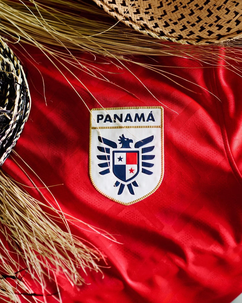 Panamá 2024/2025 - Camiseta Panamá - Uniforme titular Panamá - Reebok Panamá - Rojo vibrante - Copa Oro - Eliminatorias Mundial - Pasión - Espíritu competitivo - Gola redonda - Tres rayas de Reebok - Pantalones blancos - Medias rojas - Identidad - Tecnologías innovadoras - Confort - Rendimiento.