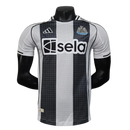 CAMISETA NEWCASTLE I 25/26 HOMBRE (VERSIÓN JUGADOR)