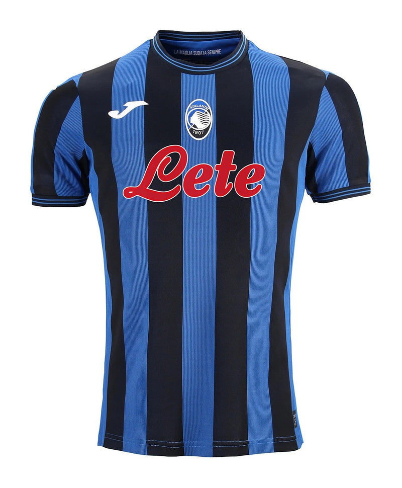 Atalanta 2024/2025 - Camiseta Atalanta - Uniforme titular Atalanta - Joma Atalanta - Serie A - Coppa Italia - Champions League - Diseño moderno - Diseño inspirado - Azul - Blanco - Negro - Identidad del club - Pasión - Espíritu competitivo - Tecnologías innovadoras - Confort - Rendimiento.