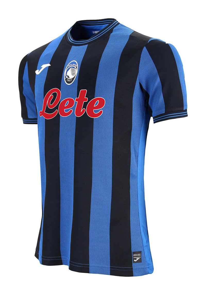 Atalanta 2024/2025 - Camiseta Atalanta - Uniforme titular Atalanta - Joma Atalanta - Serie A - Coppa Italia - Champions League - Diseño moderno - Diseño inspirado - Azul - Blanco - Negro - Identidad del club - Pasión - Espíritu competitivo - Tecnologías innovadoras - Confort - Rendimiento.