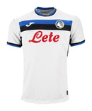 Atalanta 2024/2025 - Camiseta alternativa Atalanta - Joma Atalanta - Serie A - Coppa Italia - Champions League - Diseño clásico - Detalles en azul y negro - Blanco - Azul - Negro - Identidad del club - Historia - Gola redonda - Escudo del Atalanta - Logo de Joma - Tecnologías innovadoras - Confort - Rendimiento.