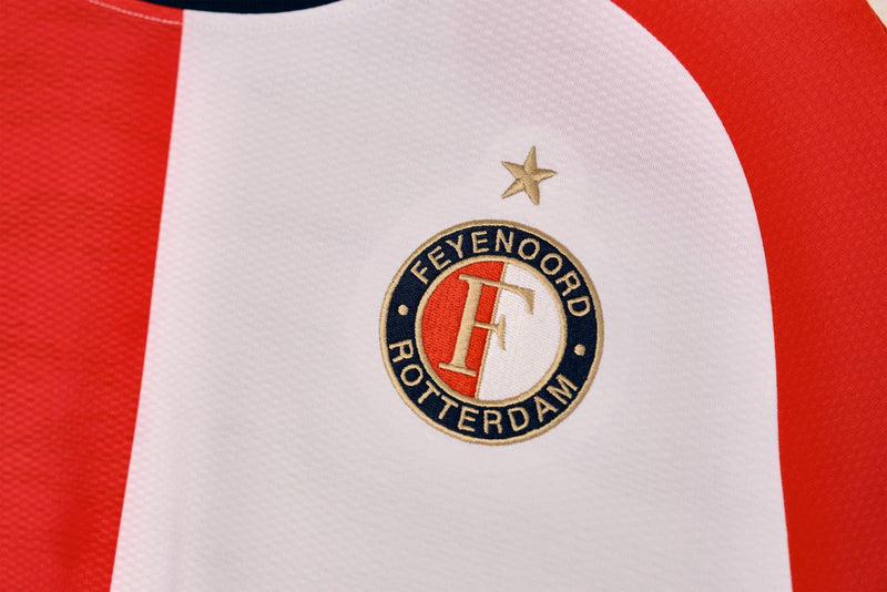 Feyenoord 2024/2025 - Camiseta Feyenoord - Uniforme titular Feyenoord - Castore Feyenoord - Eredivisie - Diseño moderno - Diseño elegante - Rojo - Blanco - Negro - Identidad del club - Gola redonda - Escudo del Feyenoord - Logo de Castore - Pasión - Historia - Tecnologías innovadoras - Confort - Rendimiento.