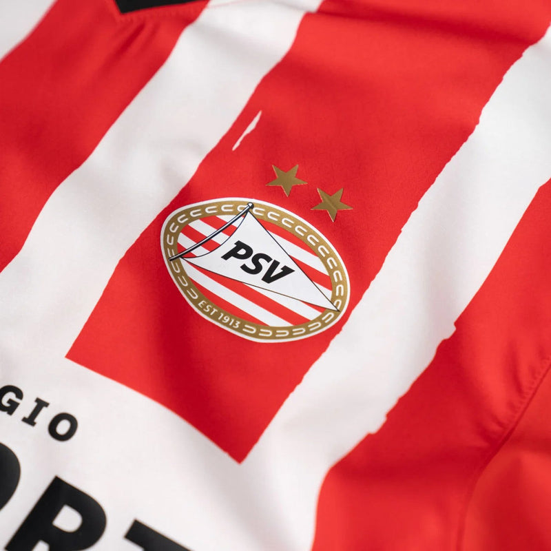 PSV 2024/2025 - Camiseta PSV - Uniforme titular PSV - Puma PSV - Eredivisie - Diseño clásico - Diseño moderno - Rojo - Blanco - Gola redonda - Escudo del PSV - Logo de Puma - Historia del club - Innovación de Puma - Tecnologías innovadoras - Confort - Rendimiento.