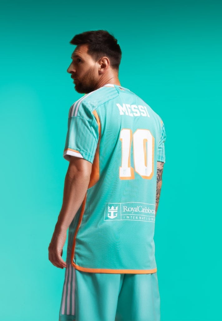 Inter Miami - Nueva camiseta - Messi modelo - Lanzamiento - Fútbol internacional - Prestigio - Club - Expectativa - Aficionados - Estrella - Visibilidad - Impacto.