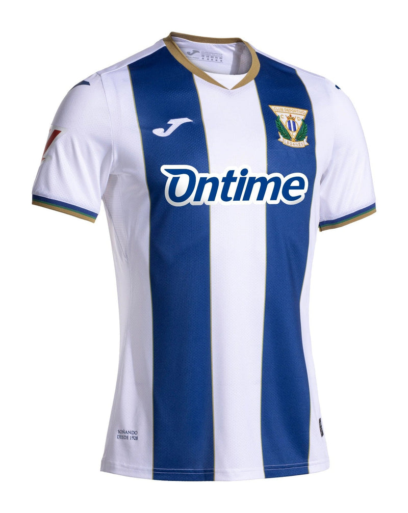 Leganés 2024/2025 - Camiseta Leganés - Uniforme titular Leganés - Joma Leganés - LaLiga EA Sports - Diseño clásico - Diseño moderno - Azul - Blanco - Negro - Gola redonda - Escudo del Leganés - Logo de Joma - Identidad del club - Historia del club - Tecnologías innovadoras - Confort - Rendimiento.