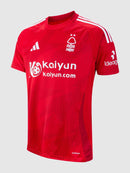 Nottingham Forest 2024/2025 - Camiseta Nottingham Forest - Uniforme titular Nottingham Forest - Adidas Nottingham Forest - Premier League - Diseño clásico - Diseño moderno - Rojo - Amarillo - Gola redonda - Escudo del Nottingham Forest - Logo de Adidas - Historia del club - Innovación de Adidas - Tecnologías innovadoras - Confort - Rendimiento.