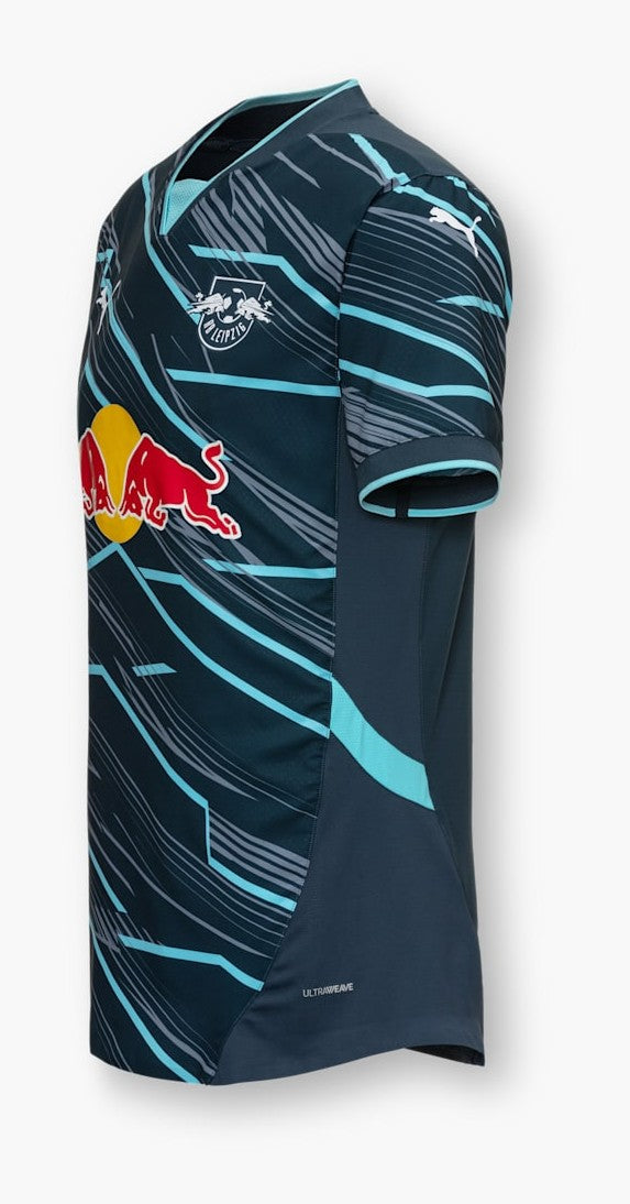 RB Leipzig 2024/2025 - Tercera camiseta RB Leipzig - Puma RB Leipzig - Bundesliga - Copas Alemanas - Champions League - Diseño moderno - Detalles únicos - Azul - Blanco - Rojo - Gola redonda - Escudo del RB Leipzig - Logo de Puma - Historia del club - Identidad del club - Tecnologías innovadoras - Confort - Rendimiento.