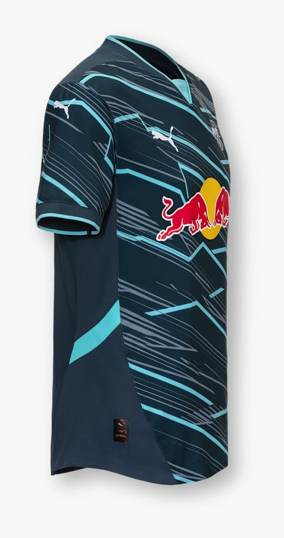 RB Leipzig 2024/2025 - Tercera camiseta RB Leipzig - Puma RB Leipzig - Bundesliga - Copas Alemanas - Champions League - Diseño moderno - Detalles únicos - Azul - Blanco - Rojo - Gola redonda - Escudo del RB Leipzig - Logo de Puma - Historia del club - Identidad del club - Tecnologías innovadoras - Confort - Rendimiento.