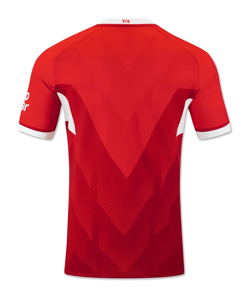 VfB Stuttgart 2024/2025 - Camiseta alternativa VfB Stuttgart - Jako VfB Stuttgart - Bundesliga - Champions League - Diseño moderno - Detalles únicos - Azul - Blanco - Rojo - Gola redonda - Escudo del VfB Stuttgart - Logo de Jako - Historia del club - Identidad del club - Tecnologías innovadoras - Confort - Rendimiento.