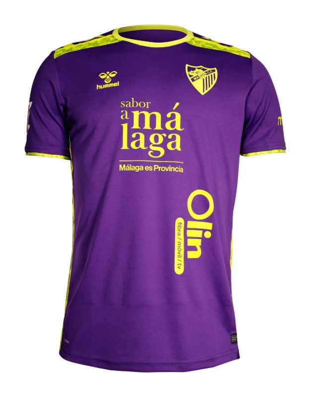 Málaga 2024/2025 - Camiseta de visitante Málaga - Color morado - La Liga 2 - Estilo único - Temporada - Fútbol - Equipamiento deportivo - Distintivo - Original.