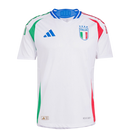Italia - 2024/2025 - Camiseta Italia - Uniforme alternativo Italia - Adidas Italia - Diseño bandera italiana - Verde, blanco y rojo - Eurocopa - Nations League - Eliminatorias Copa del Mundo - Líneas verticales - Gola en V - Escudo FIGC - Logo de Adidas - Pantalón azul - Calcetines blancos - L'Italia Chiamò - Historia - Identidad - Tecnologías innovadoras - Confort - Rendimiento.
