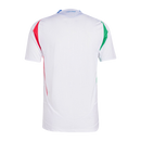 Italia - 2024/2025 - Camiseta Italia - Uniforme alternativo Italia - Adidas Italia - Diseño bandera italiana - Verde, blanco y rojo - Eurocopa - Nations League - Eliminatorias Copa del Mundo - Líneas verticales - Gola en V - Escudo FIGC - Logo de Adidas - Pantalón azul - Calcetines blancos - L'Italia Chiamò - Historia - Identidad - Tecnologías innovadoras - Confort - Rendimiento.