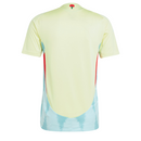 La - camiseta - Adidas - España - 2024 - visitante - presenta - colores - frescos - y - marcantes - amarillo - neón - pálido - inspirado - en - dunas - de - arena - diseño - moderno - emblema - rojo - vibrante - equipación - oficial - combinada - detalles - distintivos - fútbol - España - away - kit - pulse - yellow - temporada - internacional - logotipo - Adidas