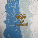 Málaga CF 2024/2025 - Camiseta titular Málaga CF - Hummel Málaga CF - Segunda División - Diseño moderno - Detalles únicos - Málaga - Azul - Blanco - Rojo - Azulejos tradicionales - Gola redonda - Escudo del Málaga CF - Logo de Hummel - Tradición malagueña - Innovación de Hummel - Tecnologías innovadoras - Confort - Rendimiento.